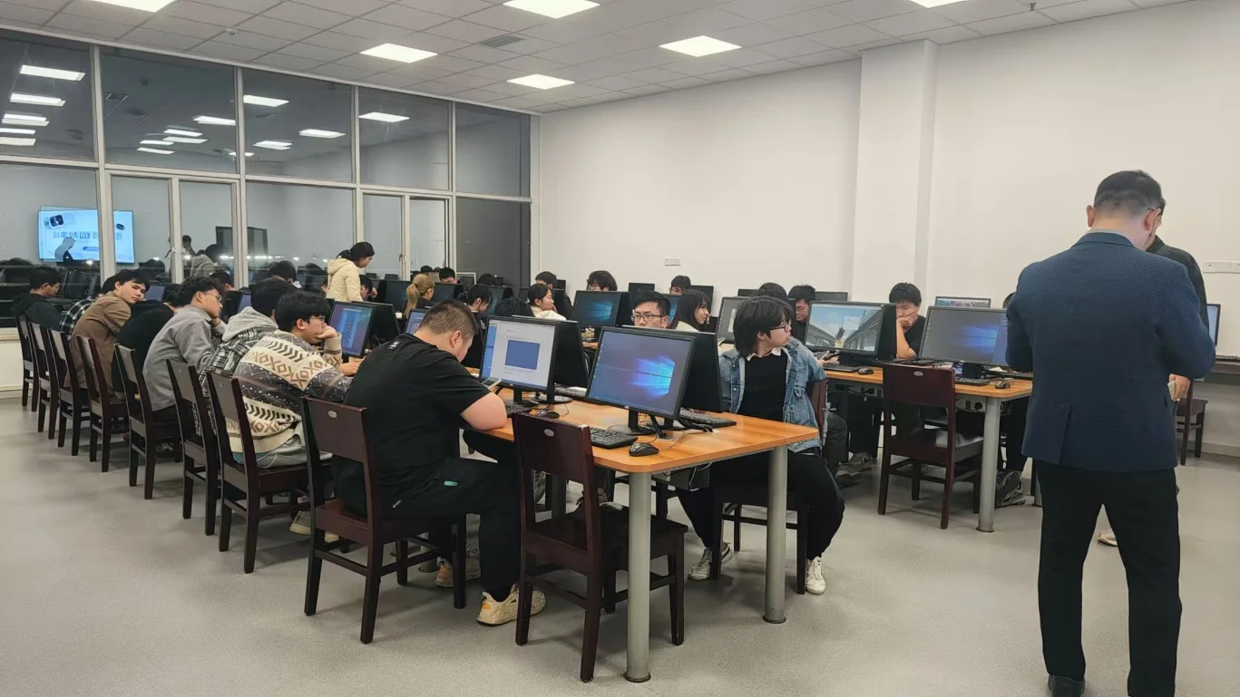 西南交通大学：AI 运用前沿课程项目式学习现场
