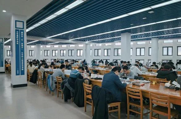 宽敞的自习阅览空间
