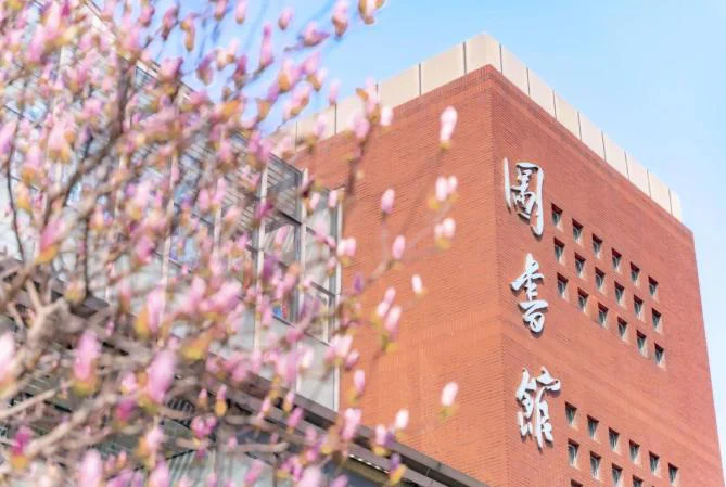 秋色中的图书馆红楼
