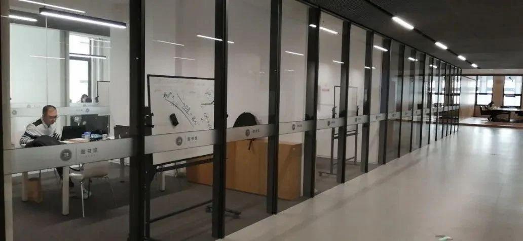 研讨室门口刷卡器：刷校园卡即验证开门